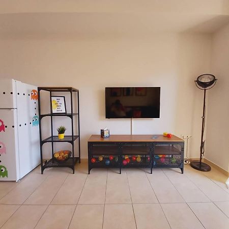 Appartamento Popart -Spacious 3Rdfl 1Bdr W/Balcony/View Atene Esterno foto